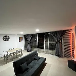espacioso-apartamento-con-piscina-en-laureles.colombiamedellinhotels.com/